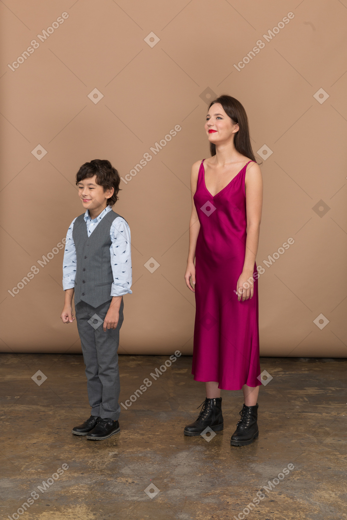 Мальчик и женщина стоят на месте