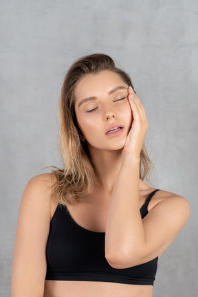 Mujer atractiva joven posando con los ojos cerrados