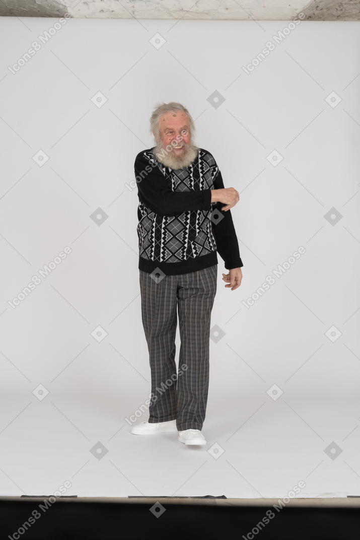 立っている陽気な老人の正面図