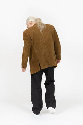 Vista posteriore di un uomo dai capelli grigi con la testa in giù