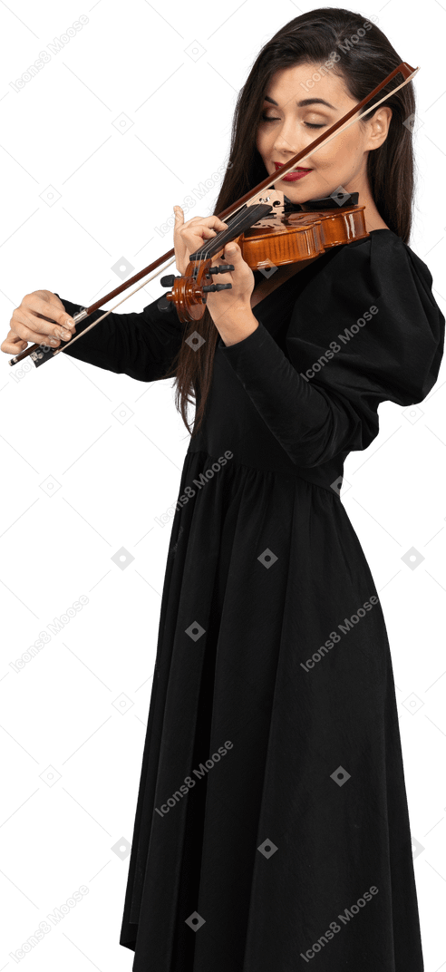 Close-up de uma jovem de vestido preto tocando violino