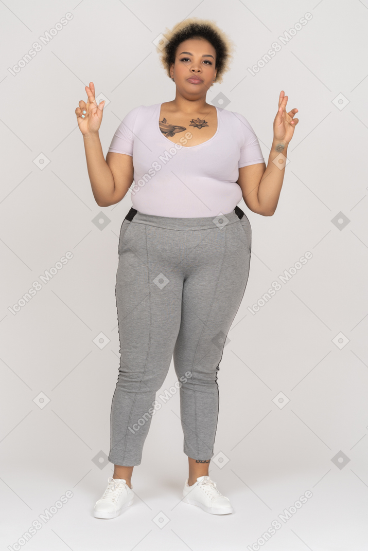 Corpo positivo mulher negra cruzando os dedos