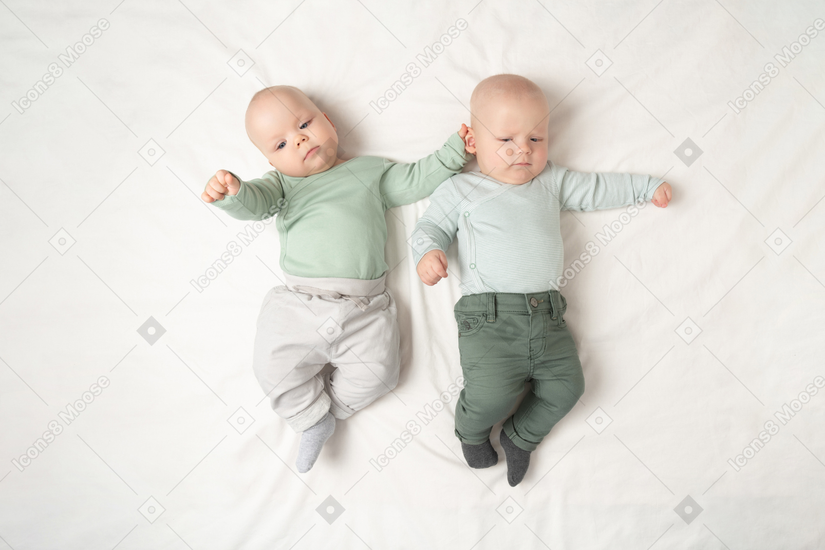 Babys zwillinge nebeneinander auf dem rücken liegen