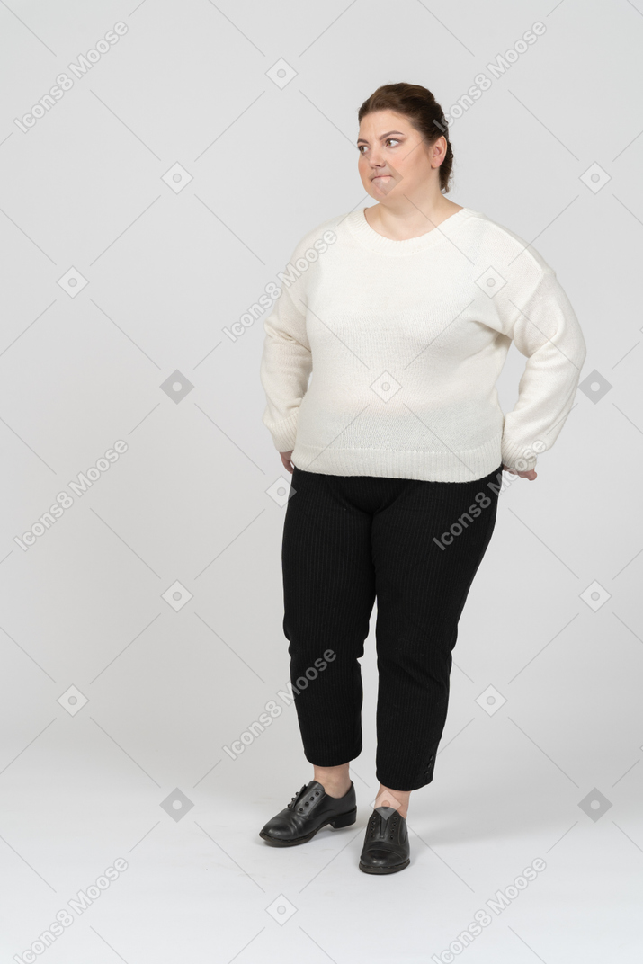 Femme dodue en pull blanc