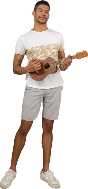 Vista frontal de um homem tocando ukulele
