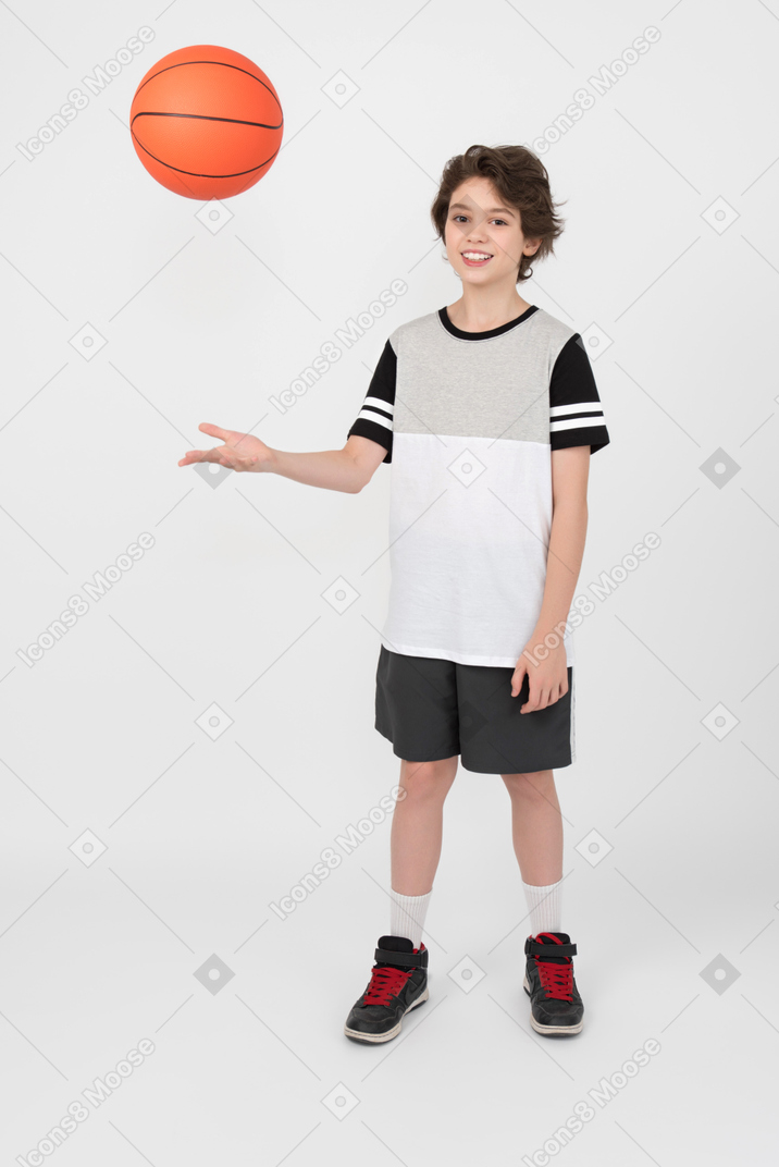 男孩扔一个篮球球