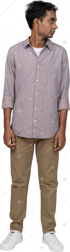 Uomo in abiti casual in piedi