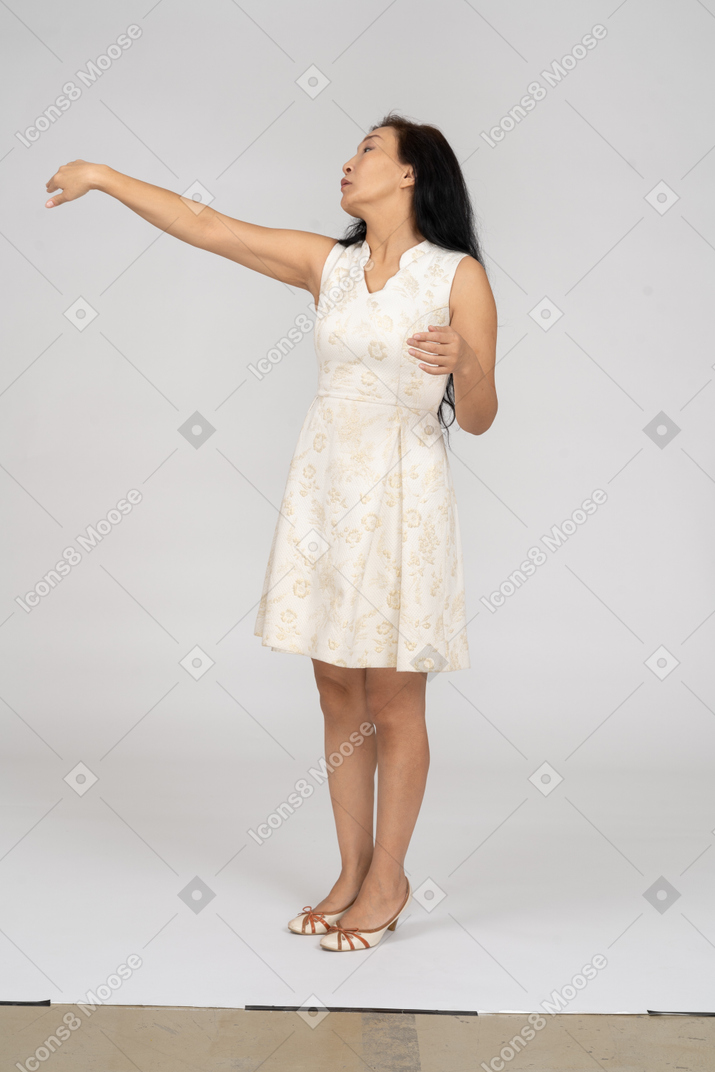 Mujer en un vestido blanco de pie