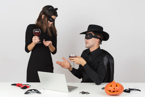 Chattare con il collega durante la notte di halloween è così