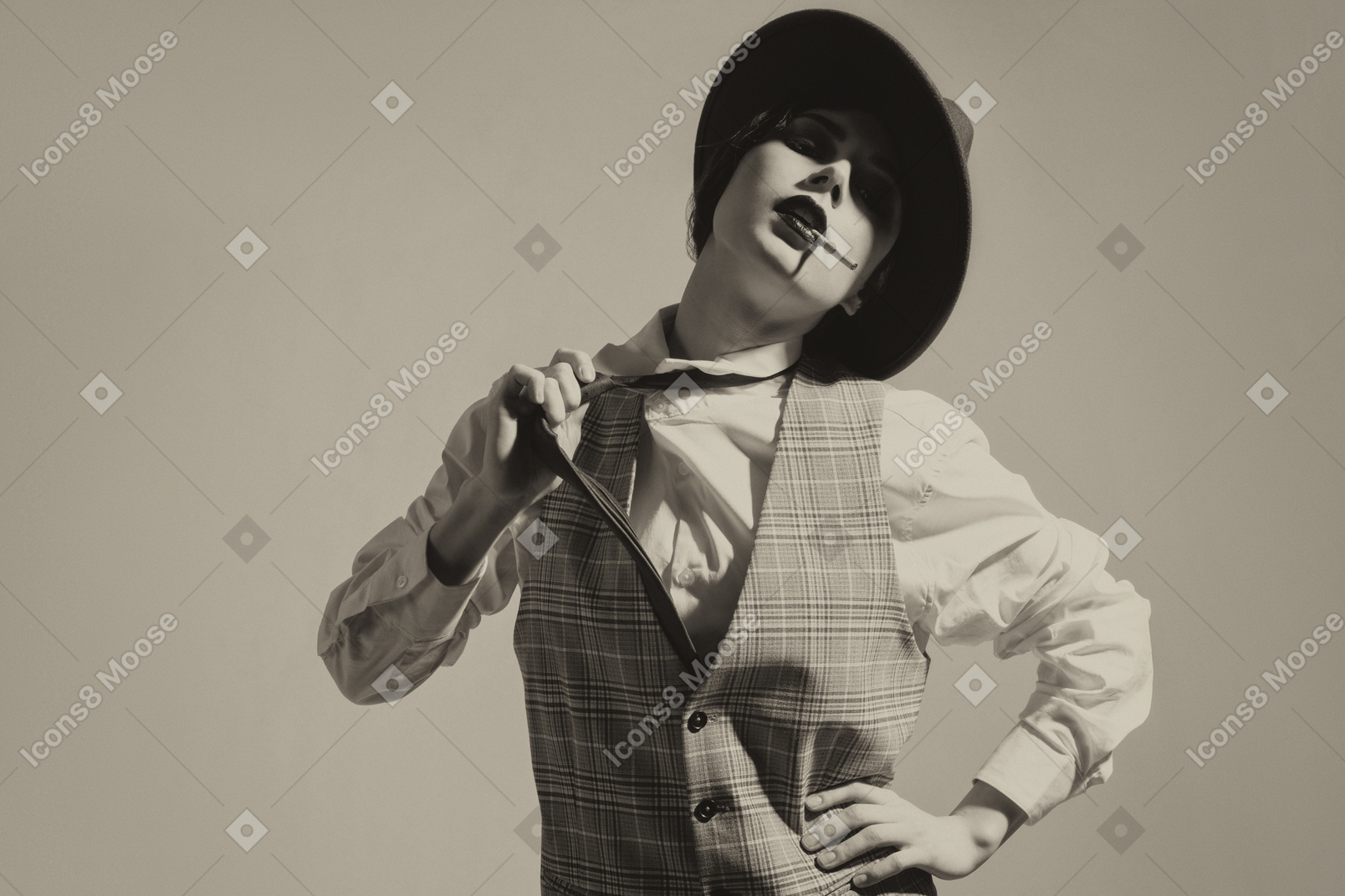 Mulher elegante em um cocar removendo uma gravata