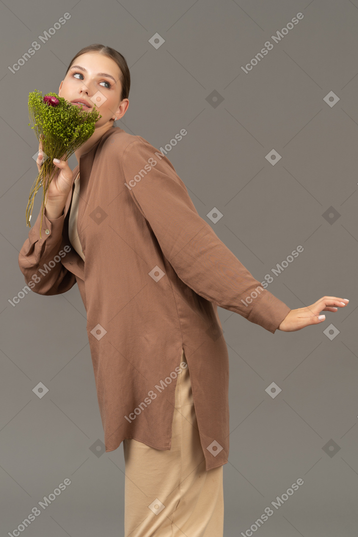 Jeune femme exhibant un bouquet