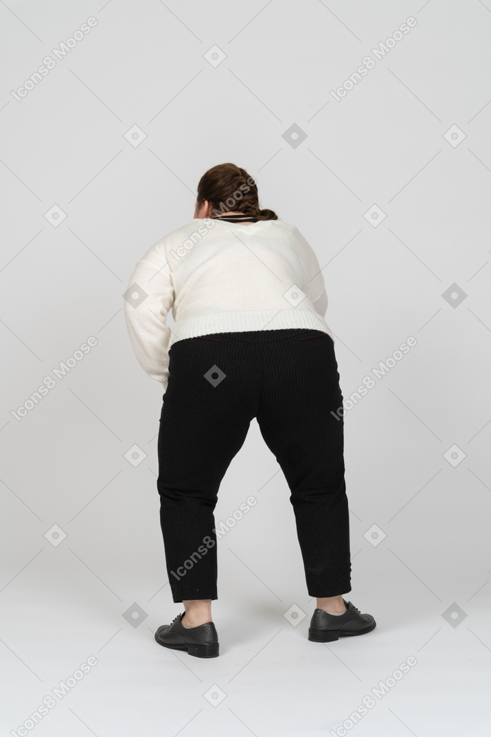 Vista posteriore di una donna di taglie forti in abiti casual
