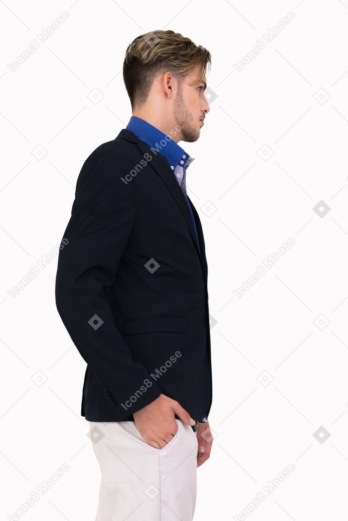 Ritratto di un giovane uomo d'affari in piedi lateralmente