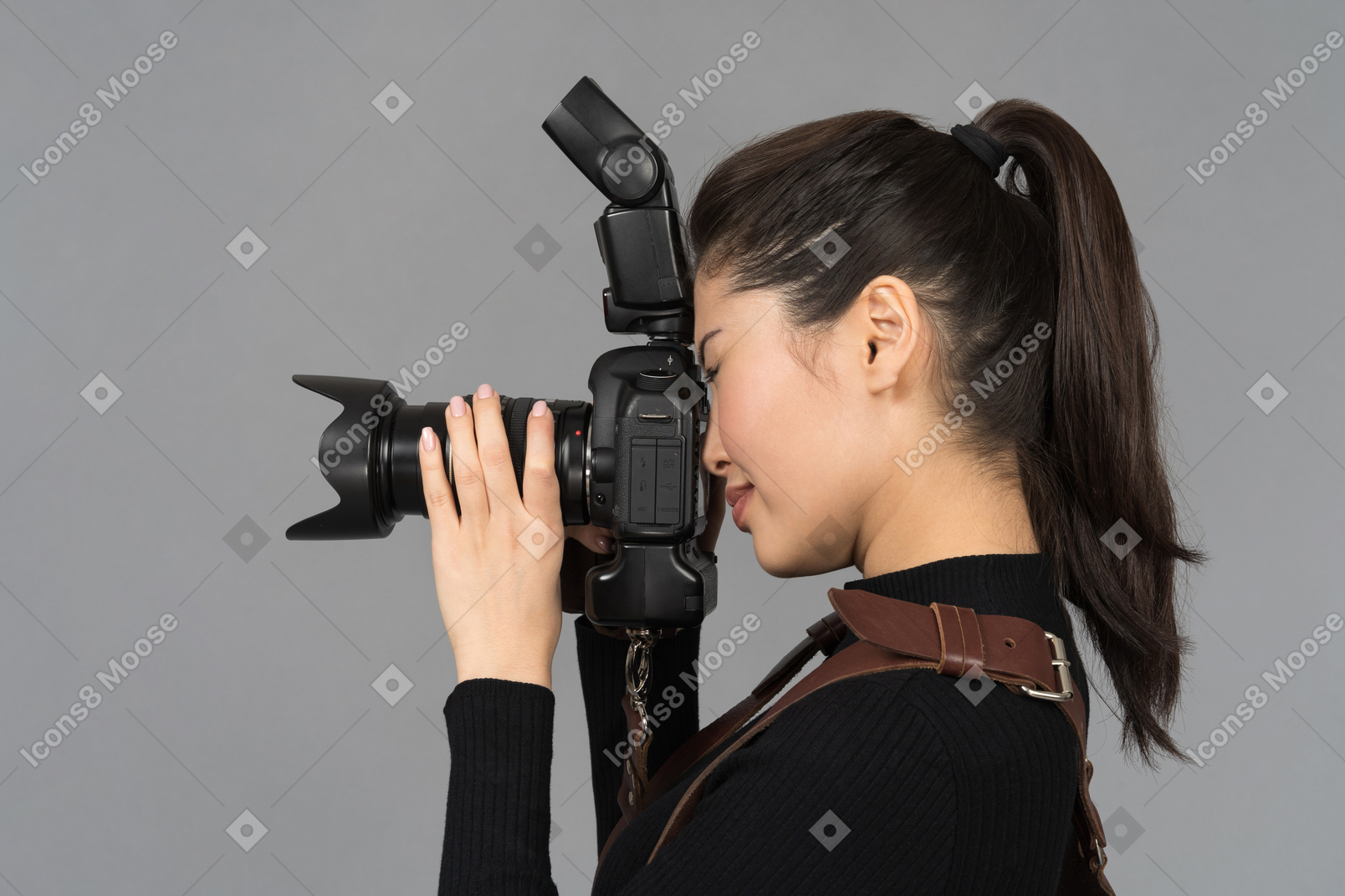Mujer joven de pie de lado mientras toma la foto