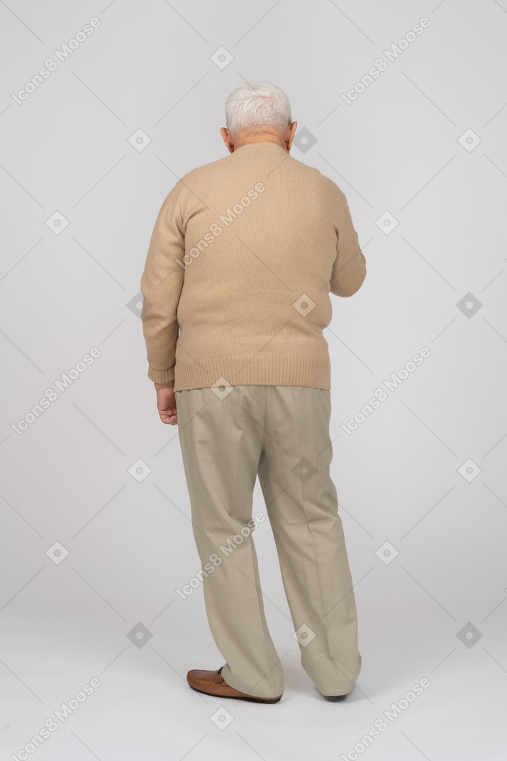 Vue arrière d'un vieil homme en vêtements décontractés