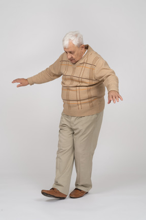 Vista frontale di un vecchio in abiti casual che cammina in avanti