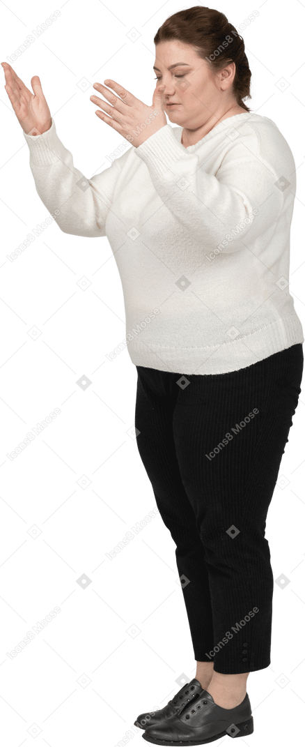 Vue latérale d'une femme dodue dans des vêtements décontractés faisant des gestes