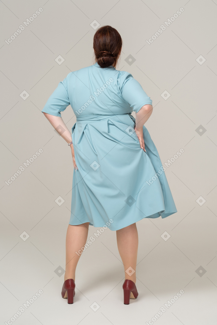 Vista trasera, de, un, mujer, en, vestido azul, bailando