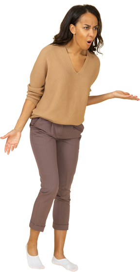 Вид в три четверти вопрошающей темнокожей молодой женщины, поднимающей руку