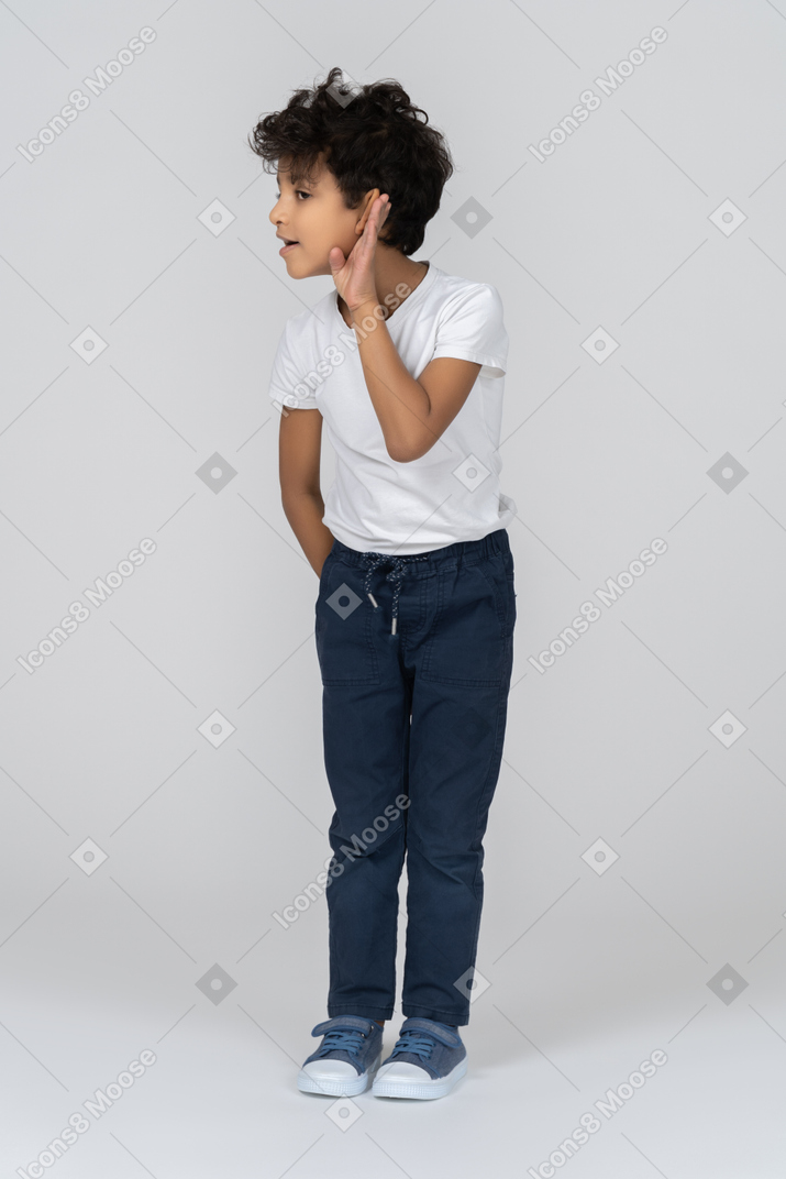 Un chico tratando de escucharte