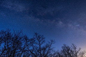 Vista de las estrellas en el espacio desde la tierra