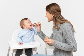 Pare de brincar com uma colher, seja um bom menino