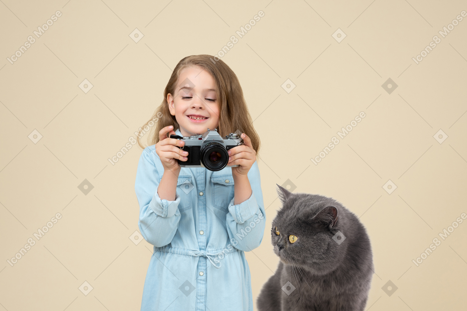 Linda niña tomando fotos de su gato