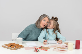 Avó e neta escrevendo uma carta para santa juntos