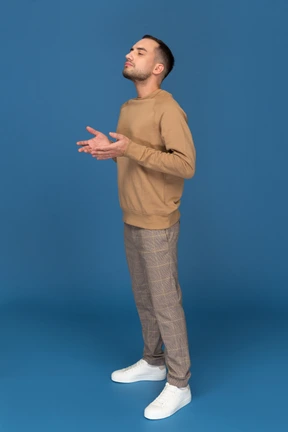 Hombre que parece sospechoso