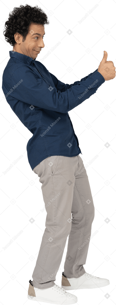 Vista lateral de um homem com roupas casuais mostrando os polegares para cima