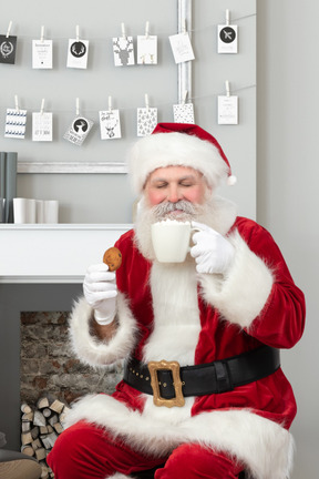 Santa claus en una pausa para el café