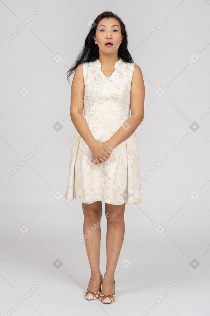 Mulher de vestido branco em pé