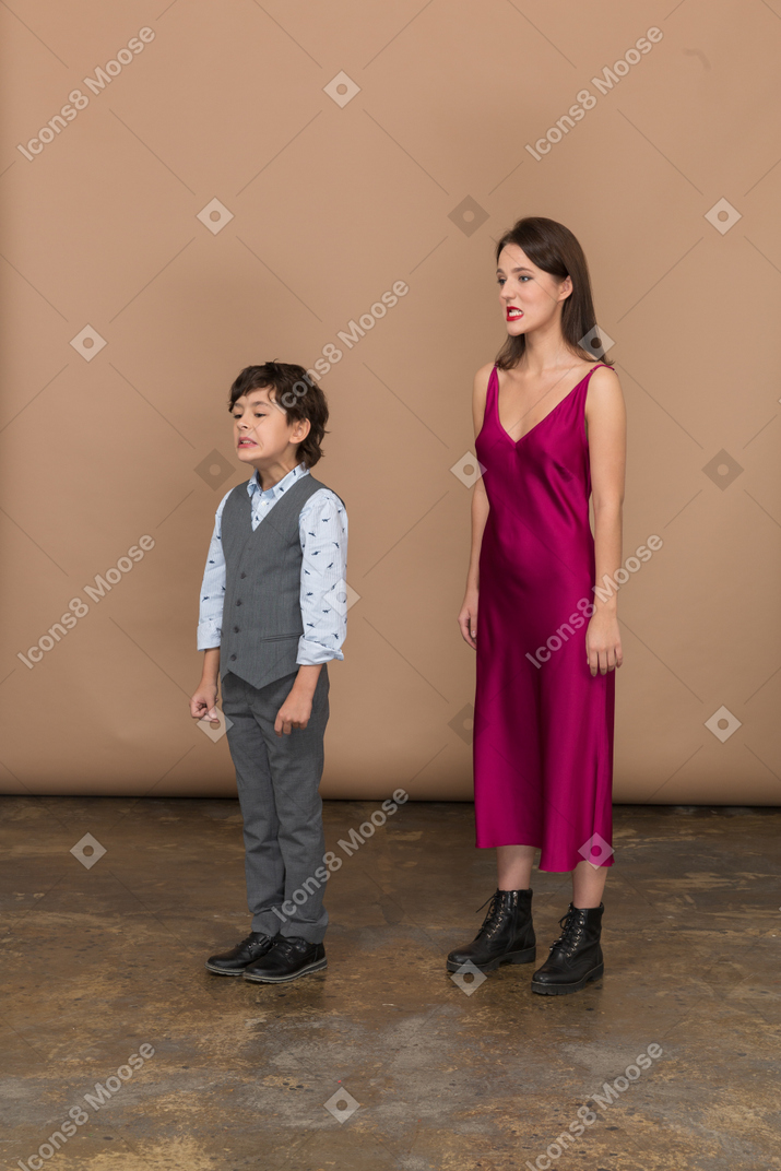 Ухмыляющиеся женщина и мальчик