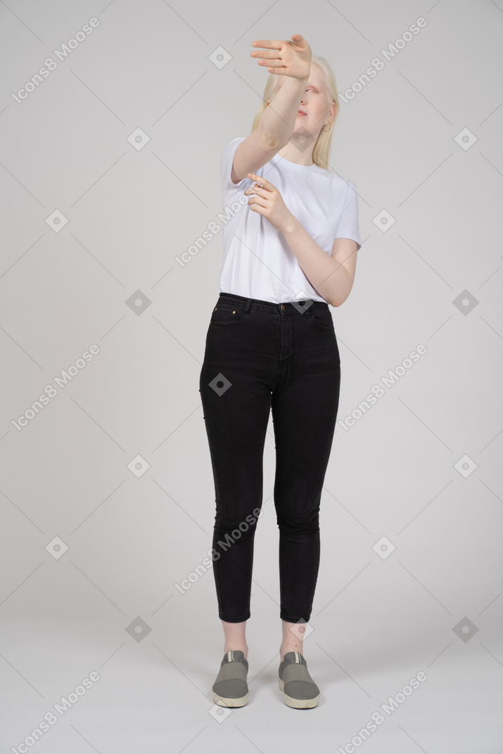 Mujer con ropa informal levantando el brazo