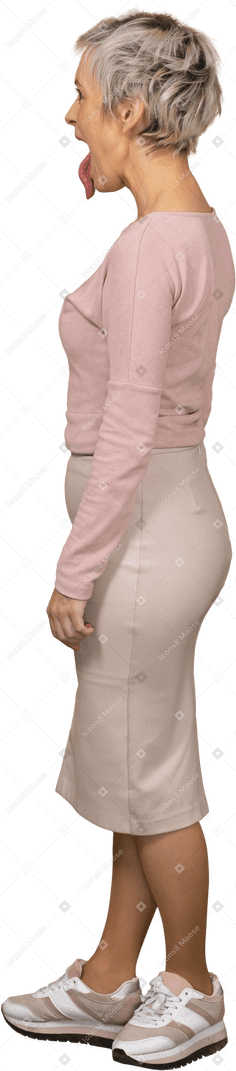 舌を示すカジュアルな服装の女性の側面図
