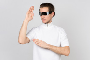 Uomo in occhiali futuristici che fa mosse robotiche