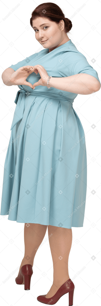一个穿着蓝色裙子的女人的侧视图，显示出心脏的姿态
