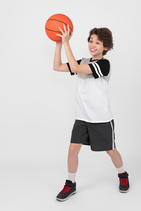 Menino está jogando uma bola