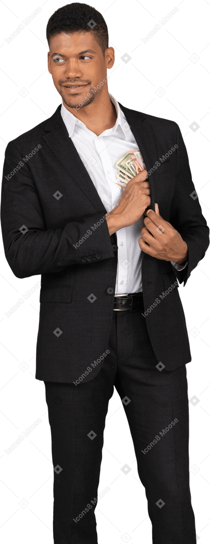 Vista frontal de um jovem de terno preto colocando notas no bolso