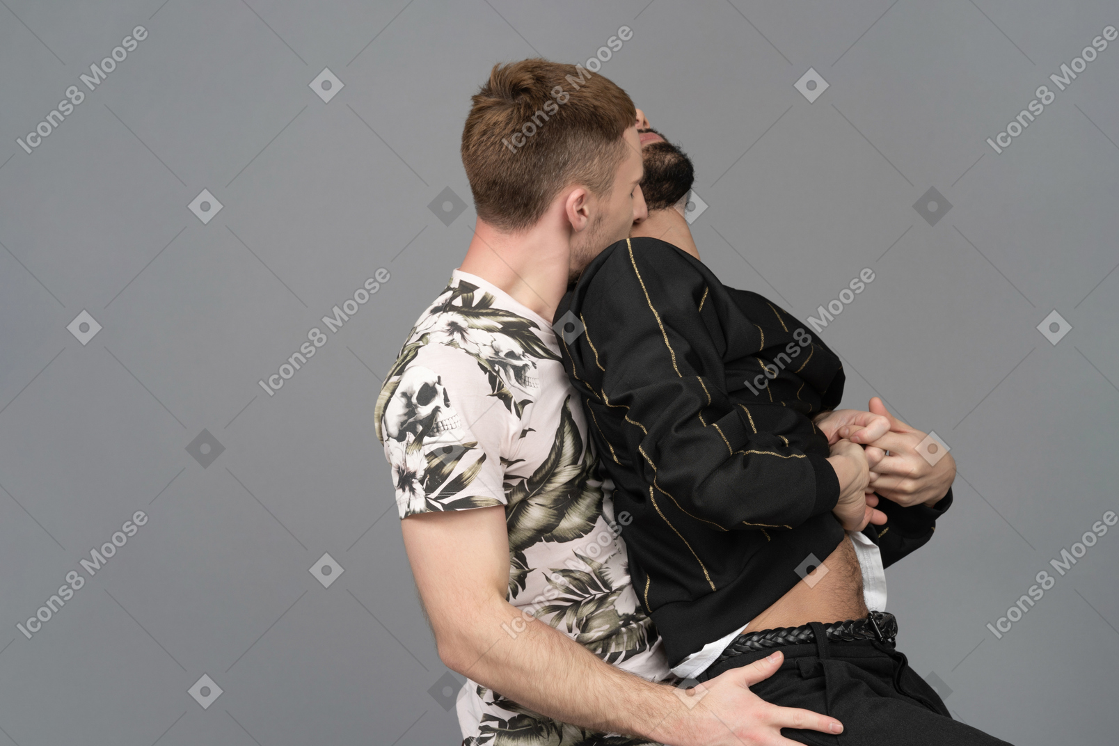 年轻的白人男子从背后性地拥抱他的伴侣并亲吻他的脖子