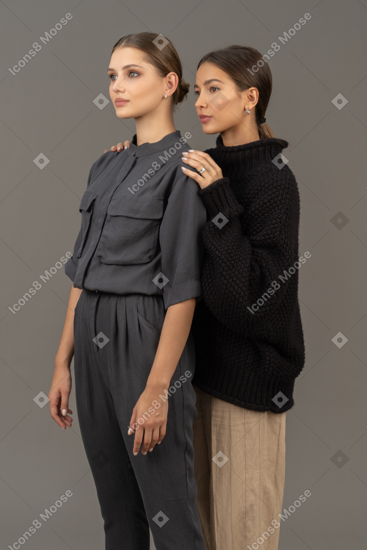 Duas mulheres posando e olhando para longe