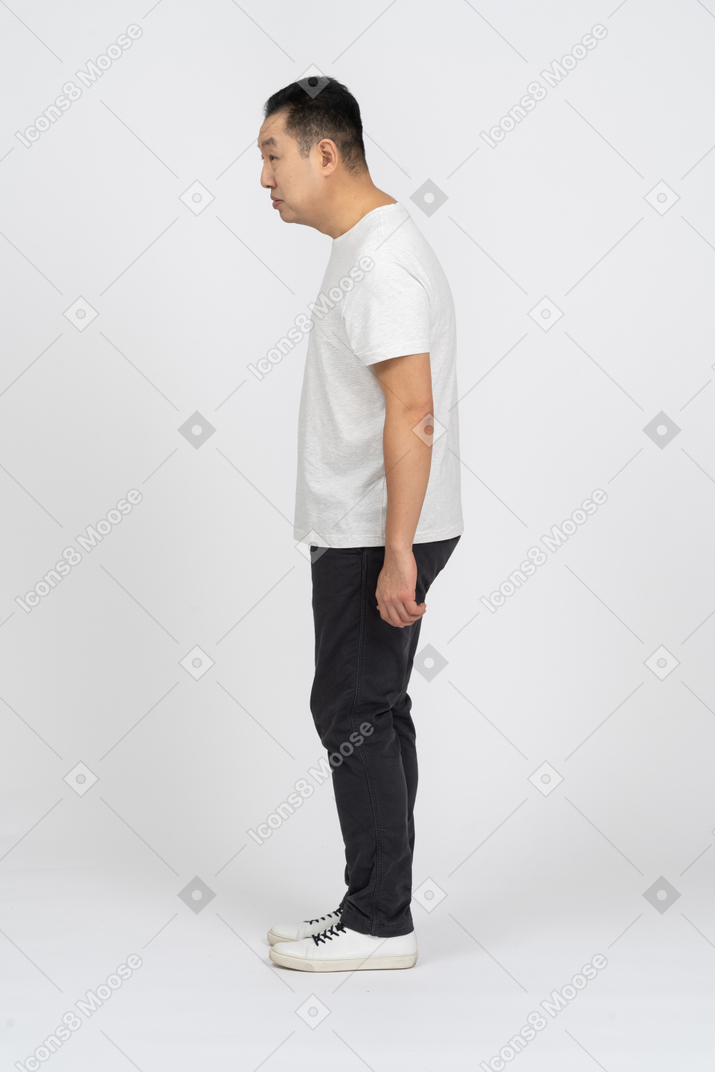 Vista lateral de um homem em roupas casuais olhando para algo