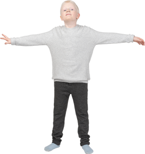 一个男孩站在星形姿势的正面图