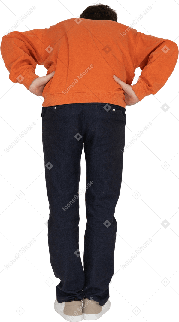 Giovane uomo in felpa arancione in posa