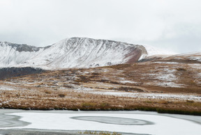 雪に覆われた丘の中腹の背景
