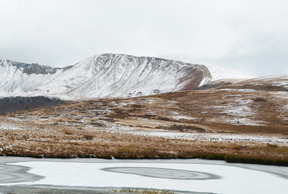 Fundo encosta nevado