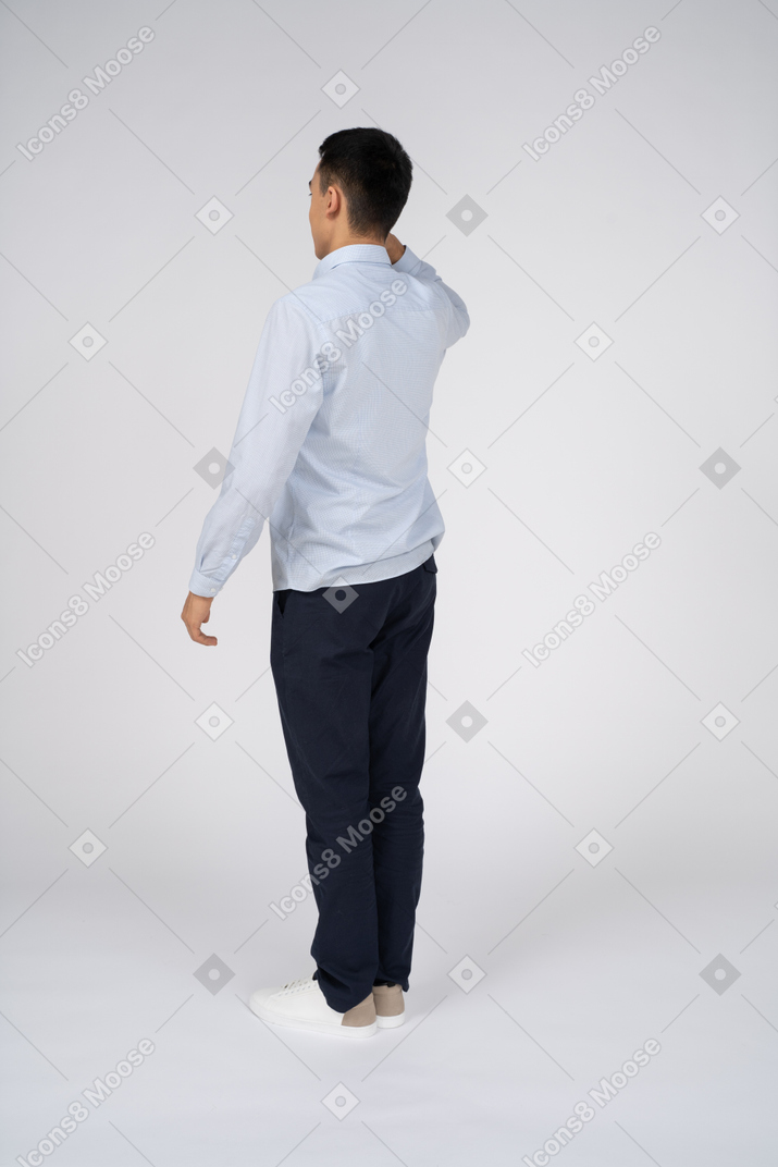 Homem em roupas casuais em pé