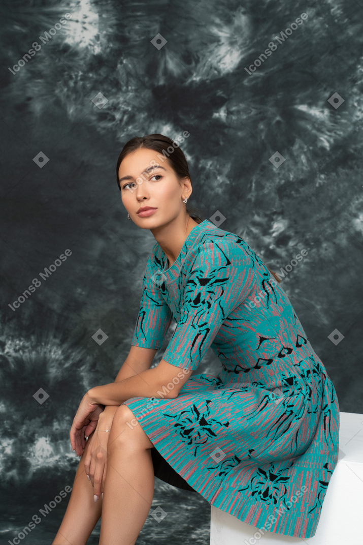 Portrait d'une mystérieuse dame en robe bleue