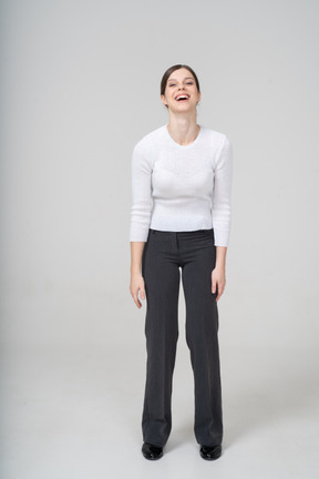 Vue de face d'une femme heureuse regardant la caméra