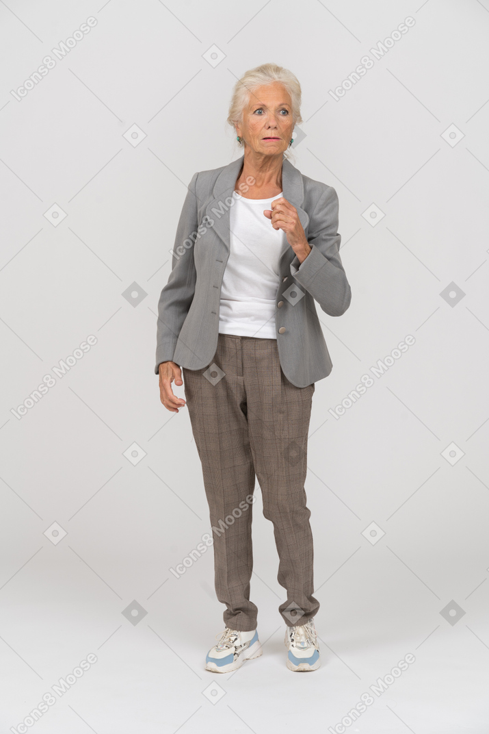 スーツを着た思いやりのある老婦人の正面図